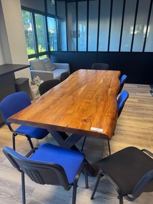 une table en bois et des chaises bleues dans un bureau