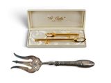 lot de deux cuillères et d'une fourchette en argent plaqué or, présentées dans un coffret