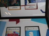une photo d'une vitrine sur laquelle sont affichées des photos de personnes