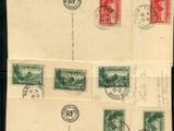 un gros plan d'un morceau de papier avec des timbres dessus