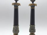 paire de bougeoirs noirs et dorés surmontés d'un oiseau