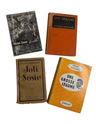 plusieurs livres sont posés sur une surface blanche avec un fond blanc