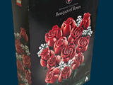 une boîte contenant un bouquet de roses rouges