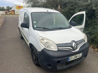 une camionnette blanche garée sur le bord de la route