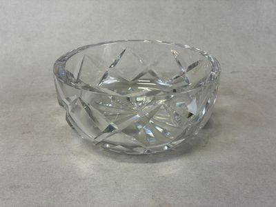 un saladier en verre transparent contenant un peu d'eau