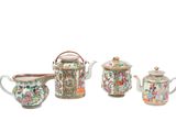 quatre services à thé composés d'une théière et d'une soucoupe en porcelaine chinoise