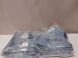 trois sacs contenant des objets en plastique bleu posés sur une table blanche