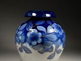 un vase bleu et blanc posé sur une table
