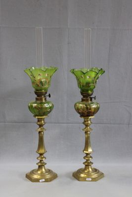 deux vases en verre vert posés sur une table