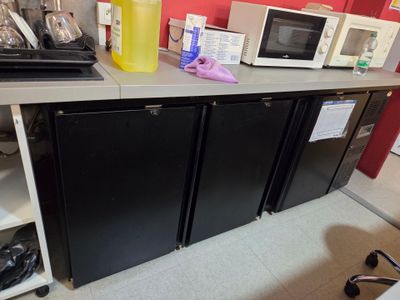 un comptoir sur lequel sont posés plusieurs micro-ondes