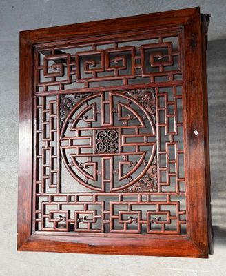 un panneau ancien chinois en bois sculpté présentant un motif circulaire