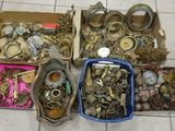 plusieurs cartons contenant des objets divers, posés sur un sol carrelé
