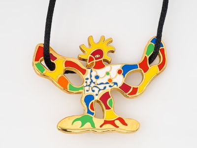 Collier jaune, rouge, bleu, vert, jaune et rouge, orné d'un motif d'oiseau