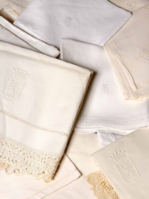 beaucoup de draps blancs posés sur un lit