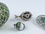 plusieurs bijoux sont exposés sur une surface blanche