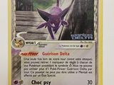 La carte Pokémon est exposée sur une surface blanche.