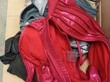 une boîte en carton contenant un tas de vêtements