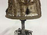un gros plan d'une lampe posée sur une table, surmontée d'un abat-jour
