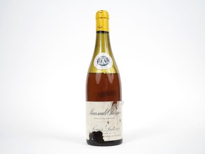 la bouteille de vin est posée sur une surface blanche