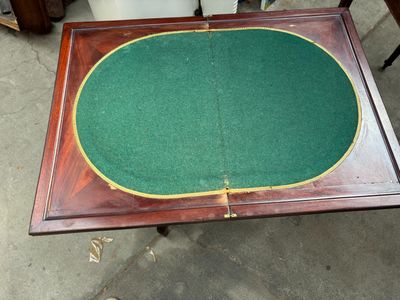 une table recouverte d'un napperon vert