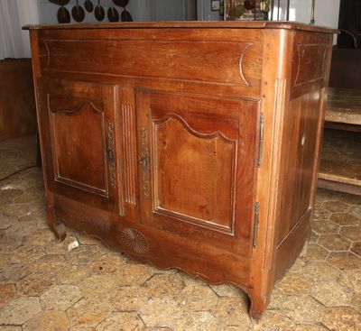 une armoire en bois posée sur un sol carrelé