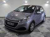 la voiture argentée est garée dans le garage sur le sol en damier