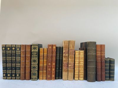 une rangée de vieux livres posés sur une table blanche