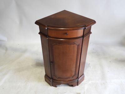 un petit meuble en bois muni d'un tiroir