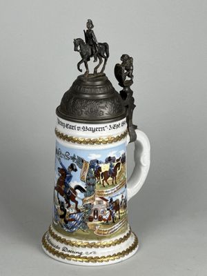 une chope de bière sur laquelle est représenté un homme à cheval