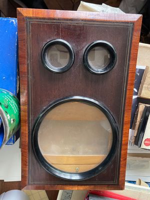 un haut-parleur posé sur une table