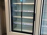 une photo d'un réfrigérateur en marche dans une cuisine