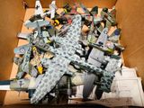 une boîte en carton remplie d'avions miniatures et d'autres jouets