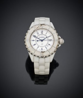 gros plan d'une montre-bracelet sur une surface noire