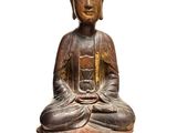 statue d'un Bouddha assis en position du lotus sur un fond blanc