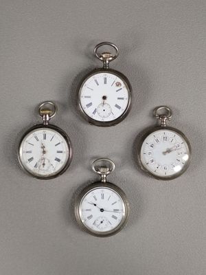 trois montres de poche en argent comportant des chiffres romains