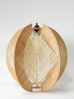 un gros plan d'un panier sur lequel est posée une lampe
