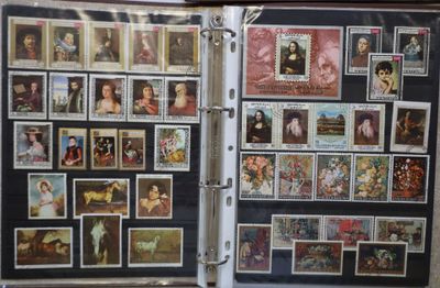 beaucoup de timbres à l'intérieur d'un classeur