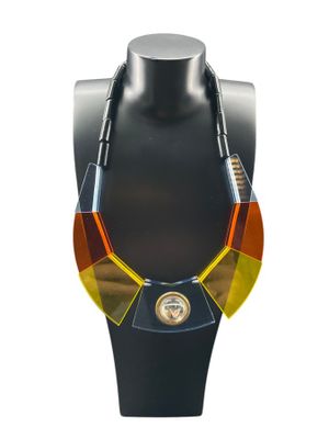 une photo d'un collier présenté sur un mannequin