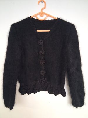 cardigan noir à volants et boutons sur le devant