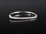 une bague en or blanc sertie de diamants sur un fond noir