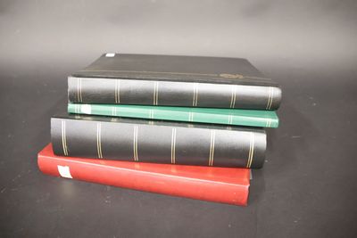 4 albums de timbres et philatélie