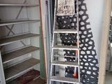 une échelle appuyée contre un mur dans un garage