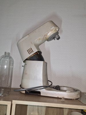 L17 : Robot ménager (mauvais état) avec ustensiles + 3 étagè…