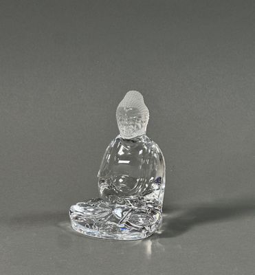 figurine en cristal représentant une personne assise en position de méditation