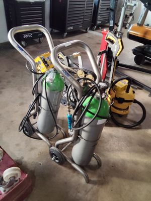 un vélo sur lequel sont fixées plusieurs bouteilles de gaz