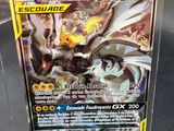 un gros plan d'une carte Pokémon dans une boîte transparente