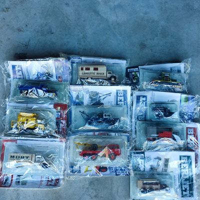 beaucoup de petites voitures dans des sachets en plastique, par terre