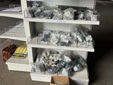 de nombreux articles à vendre sur les étagères du magasin