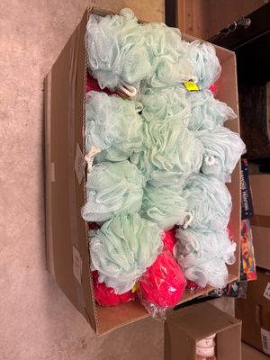 une boîte en carton contenant un tas de pelotes de laine