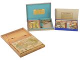 trois boîtes en bois contenant des cartes géographiques et des cartes à jouer, posées sur une surface blanche